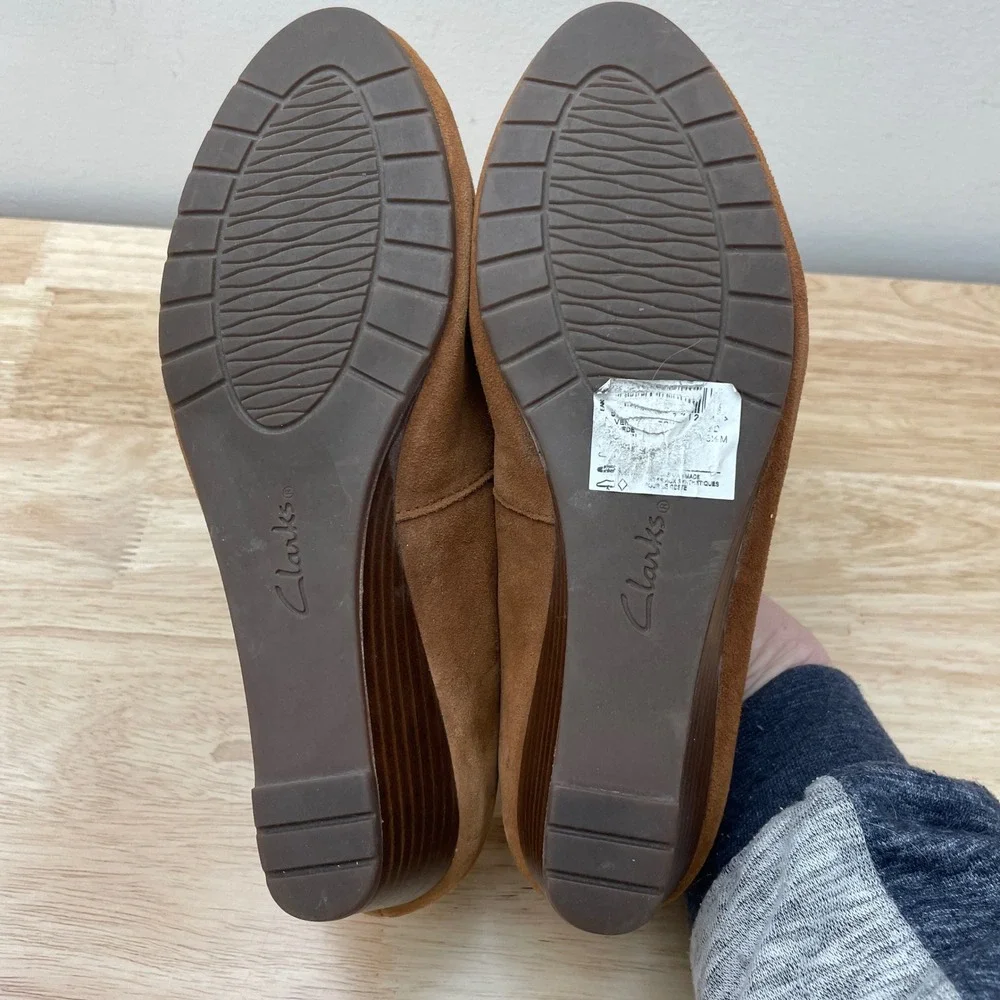 Clarks Artisan Tan Suede Wedge Pumps Shoes Women's 5.5 M Round Toe